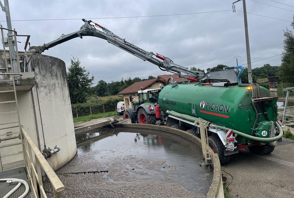 Apport de chaux dans un silo de boue d’épuration